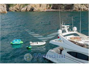 Ferretti Yachts 760
